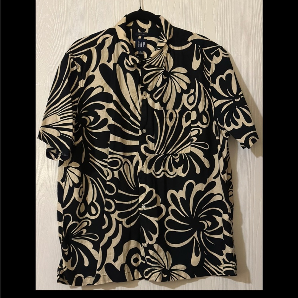 GAP Men's Black and Cream Floral Shirt